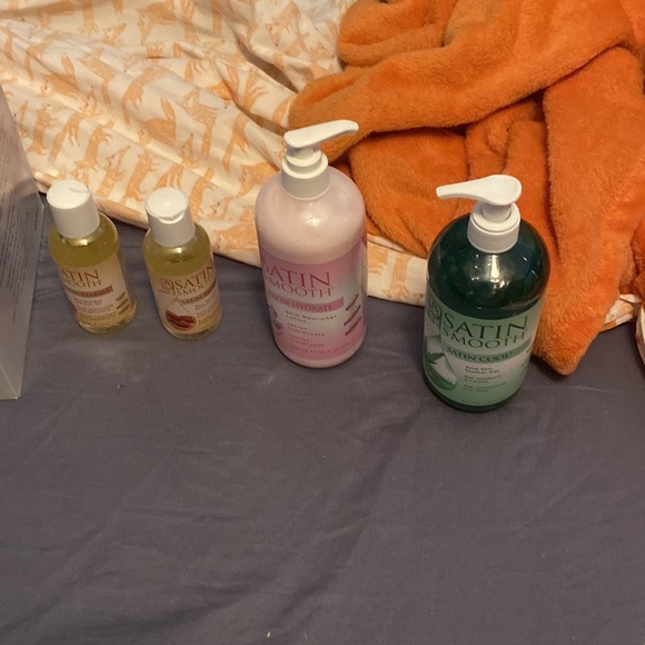 NEVER USED - Wax warmer with supplies. Wax and wax sticks do not come with it. - Picture 2 of 8